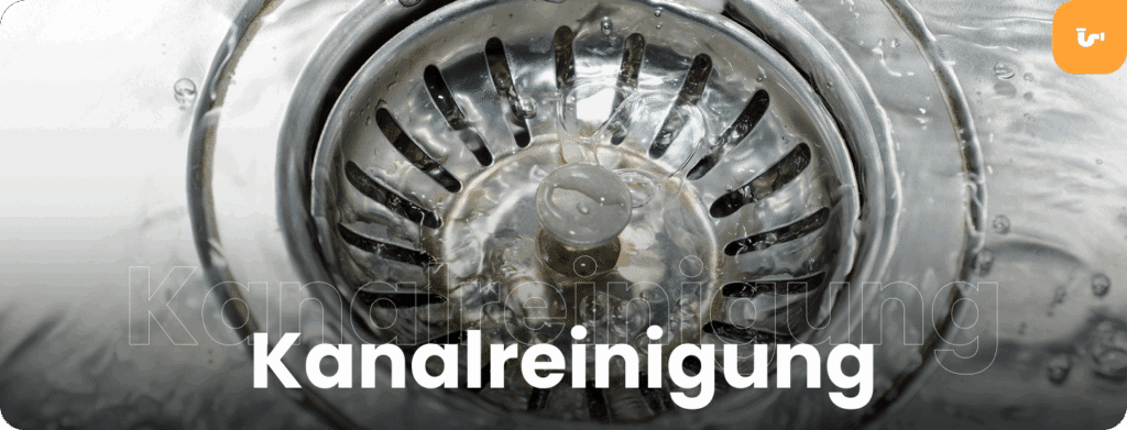 Nahaufnahme eines Abflusses mit Wasser, Kanalreinigung